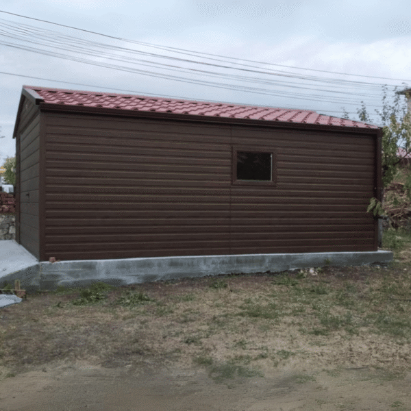 Метален гараж 4x6 м – фронтонен, повдигаща се врата, метални керемиди, прозорец и улуци